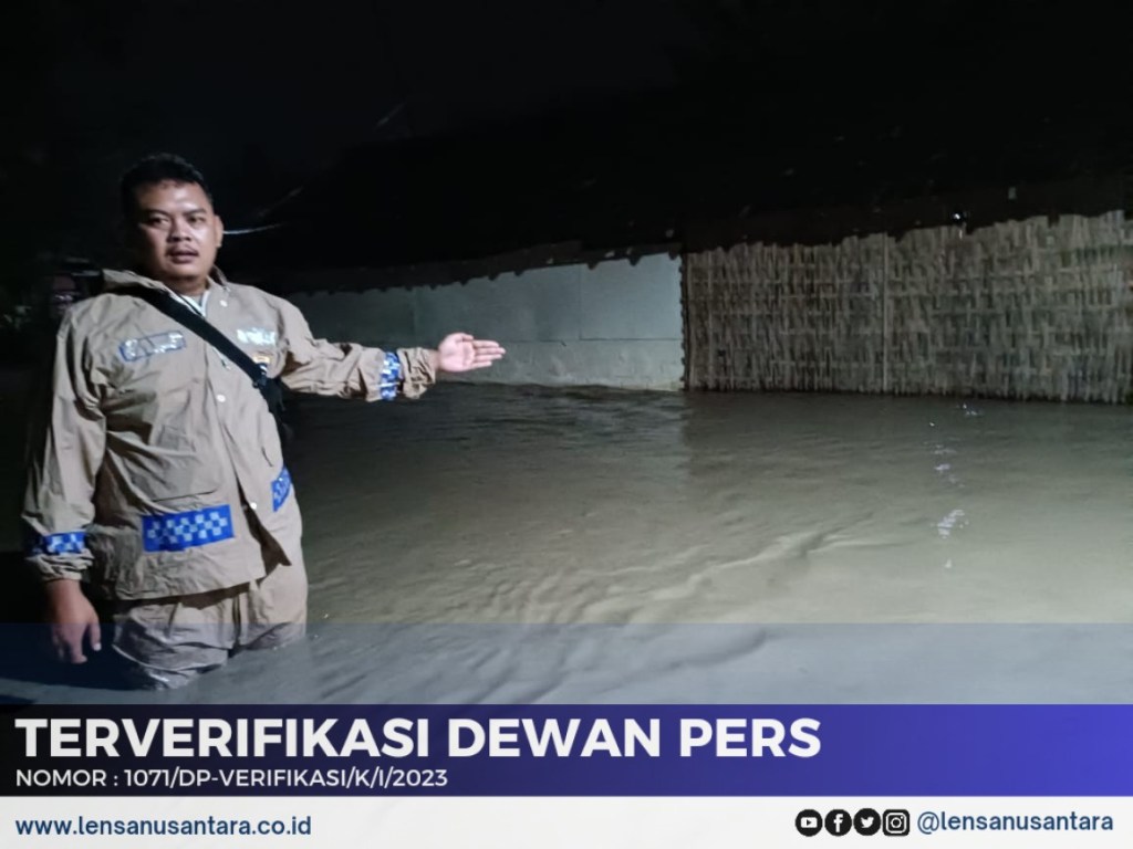 Sigap, Polres Nganjuk Terjunkan Bhababinkamtibmas Bantu Warga Terdampak Luapan Sungai Jurang Dandang