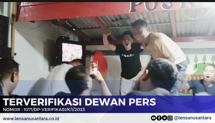 Dukung Timnas U-23 di Piala Asia 2024, Warga Perumahan Banyumudal Banjarnegara Nobar di Pos Kamling