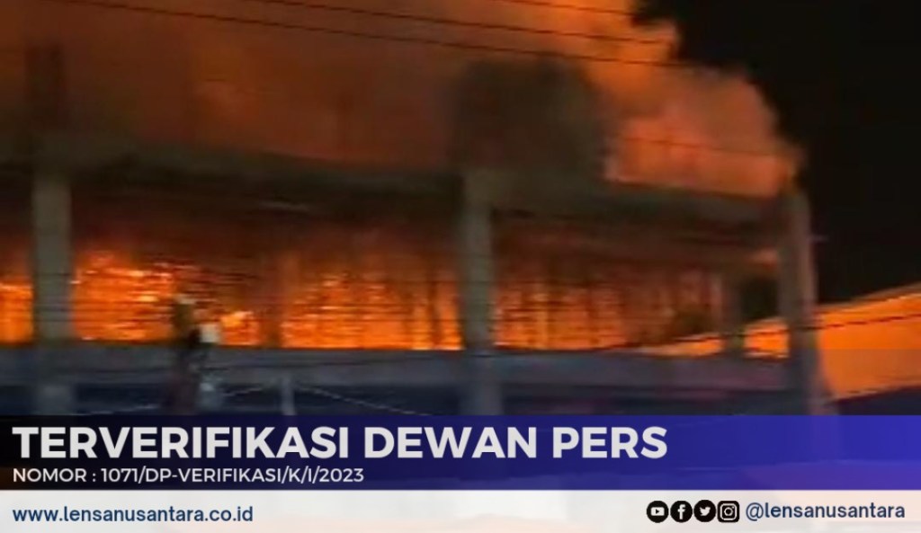 Bangunan Dua Lantai di Depan Mapolsek Mejayan Terbakar, Lima Unit Damkar&nbsp;Dikerahkan