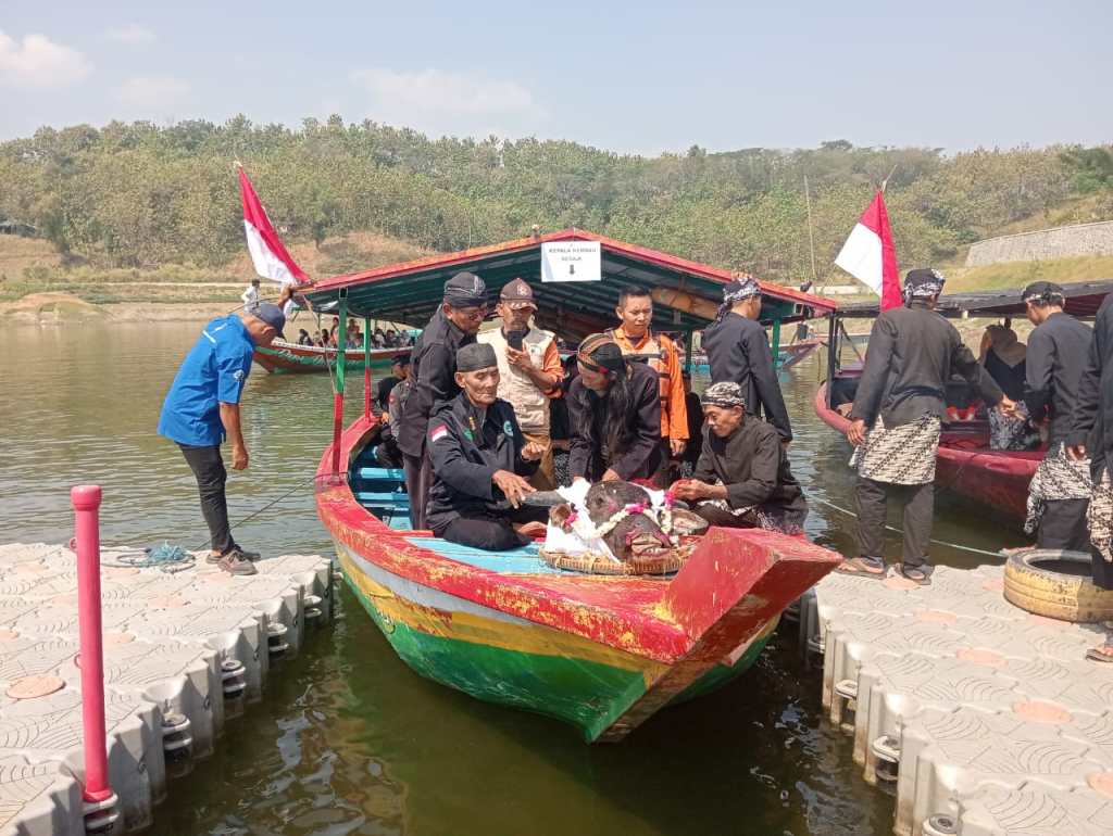 Ritual Larung Kepala Kerbau di Ruwat Waduk Cacaban Tegal Kembali Digelar