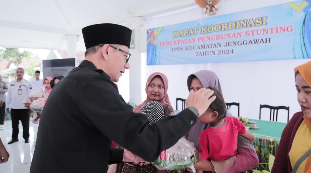 Peringati Harganas, Wabup Jember Distribusikan PMT Bagi Balita Stunting dan Ibu Hamil