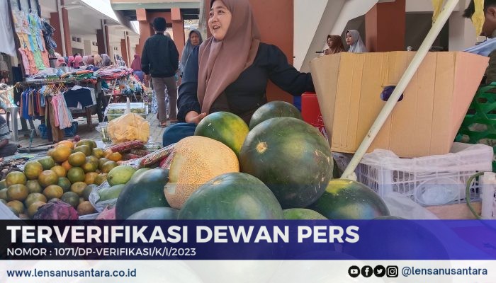 Pedagang di Pasar Kolpajung Pamekasan Memilih Berjualan di Emperan Lantaran Tidak Kebagian Kios