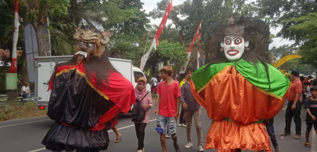 Kirap Launching HUT RI ke-79, Camat Arjasa Jember Gelar Parade Drumband dan Kesenian&nbsp;Tradisional