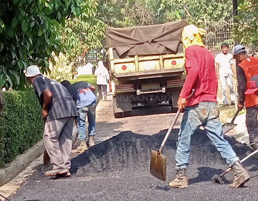 Pemdes Pasawahan Kidul di Purwakarta Manfaatkan DD Hotmix Jalan&nbsp;Desa