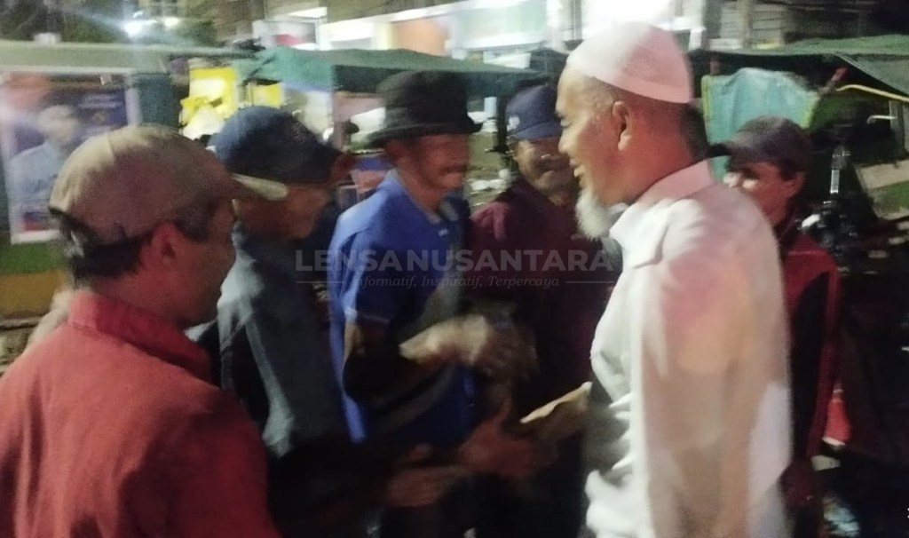 Usai Sholat, Paisal Berbincang Santai dengan Puluhan Abang&nbsp;Becak
