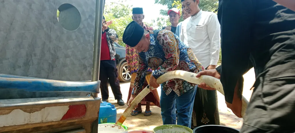 Kecamatan Banyuputih Terdampak Kekeringan, Bupati Situbondo Salurkan Bantuan Air Bersih dan&nbsp;Sembako